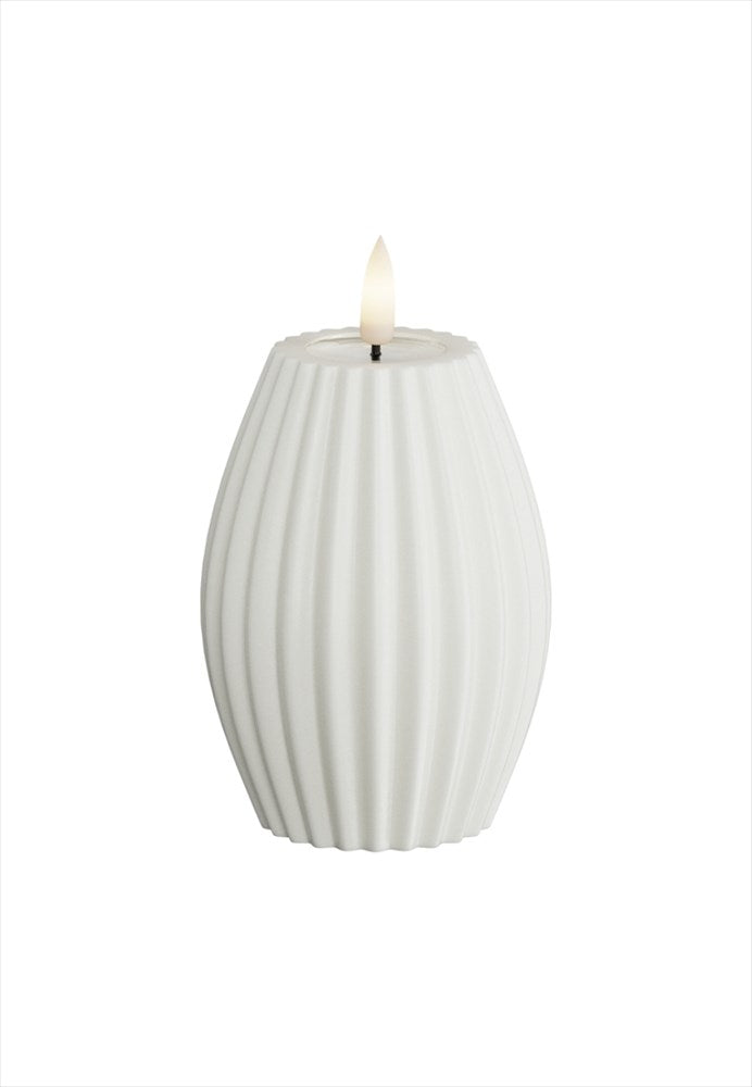 LED Blockljus räfflat. Färg: Vit. Material: Paraffin wax / resin. Mått: 7,5x10 cm (exkl. flamman på 2 cm). Batteri: 2 x AA (Ingår inte). Batteritid: 300+ timmar