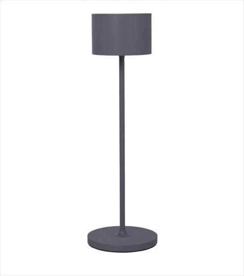 Mobil LED-lampa för både inomhus- och utomhusbruk. Mått: H 33,5 cm, O 11 cm. Material: Lackerad aluminium. Färg: Warm Grey