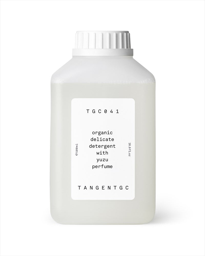 Garment care, tvättmedel, 500 ml. Ingredienser: >30% Aqua, 15-20% Nonionic Surfactant, <1% Anionic Surfactant, <1% Complexing Agent, Perfume (Linalool), Phenoxyethanol.