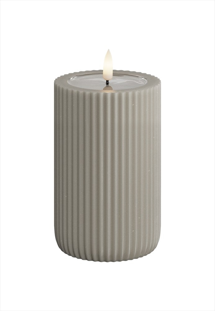 LED Blockljus räfflat. Färg: Sand. Material: Paraffin wax / resin. Mått: 8x12,5 cm (exkl. flamman på 2 cm). Batteri: 2 x AA (Ingår inte). Batteritid: 400+ timmar