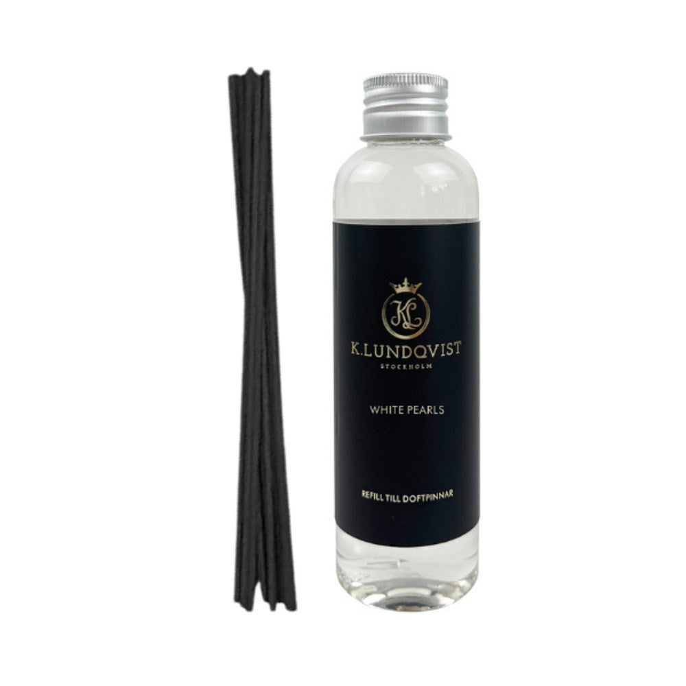 Refill till doftpinnar från K. Lundqvist. 10 pinnar ingår. Volym: 150 ml. Doft: White Pearls / Nystädat