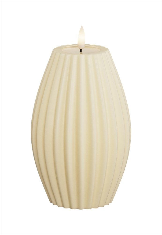 LED Blockljus räfflat. Färg: Cream. Material: Paraffin wax / resin. Mått: 10x15 cm (exkl. flamman på 2 cm). Batteri: 2 x AA (Ingår inte). Batteritid: 300+ timmar