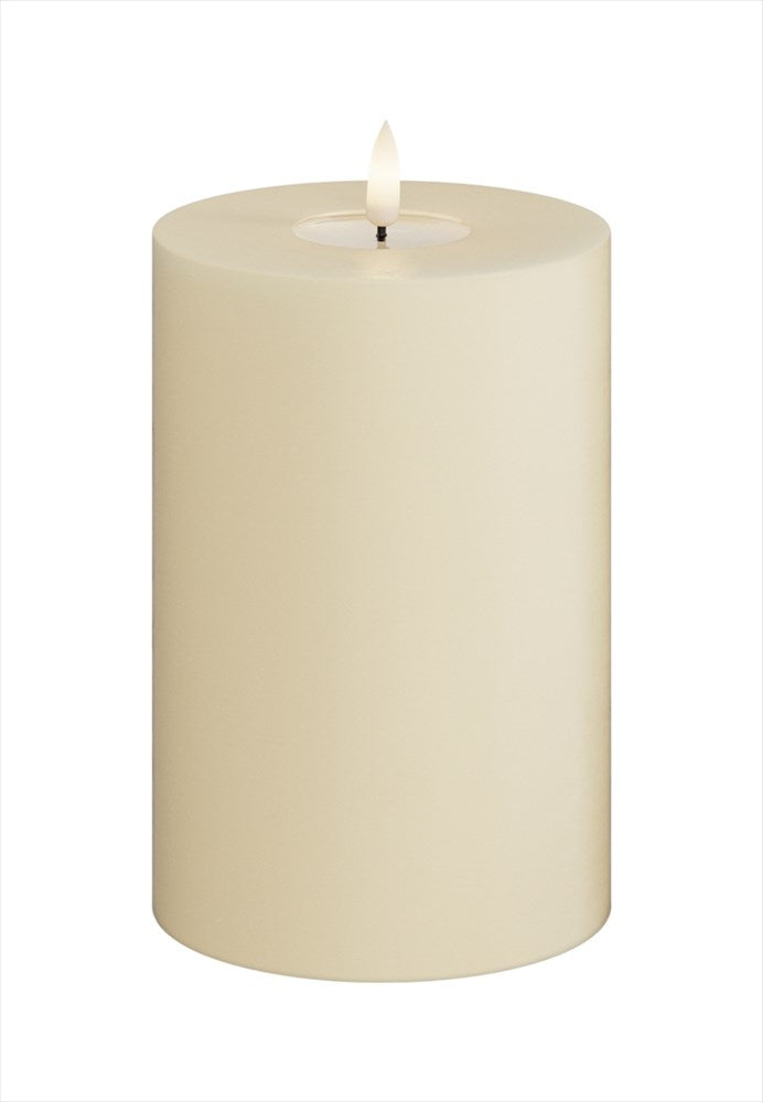 LED Blockljus. Färg: Cream. Material: Paraffin wax / resin. Mått: 10x15 cm (exkl. flamman på 2 cm). Batteri: 3 x AA (Ingår inte). Batteritid: 500+ timmar