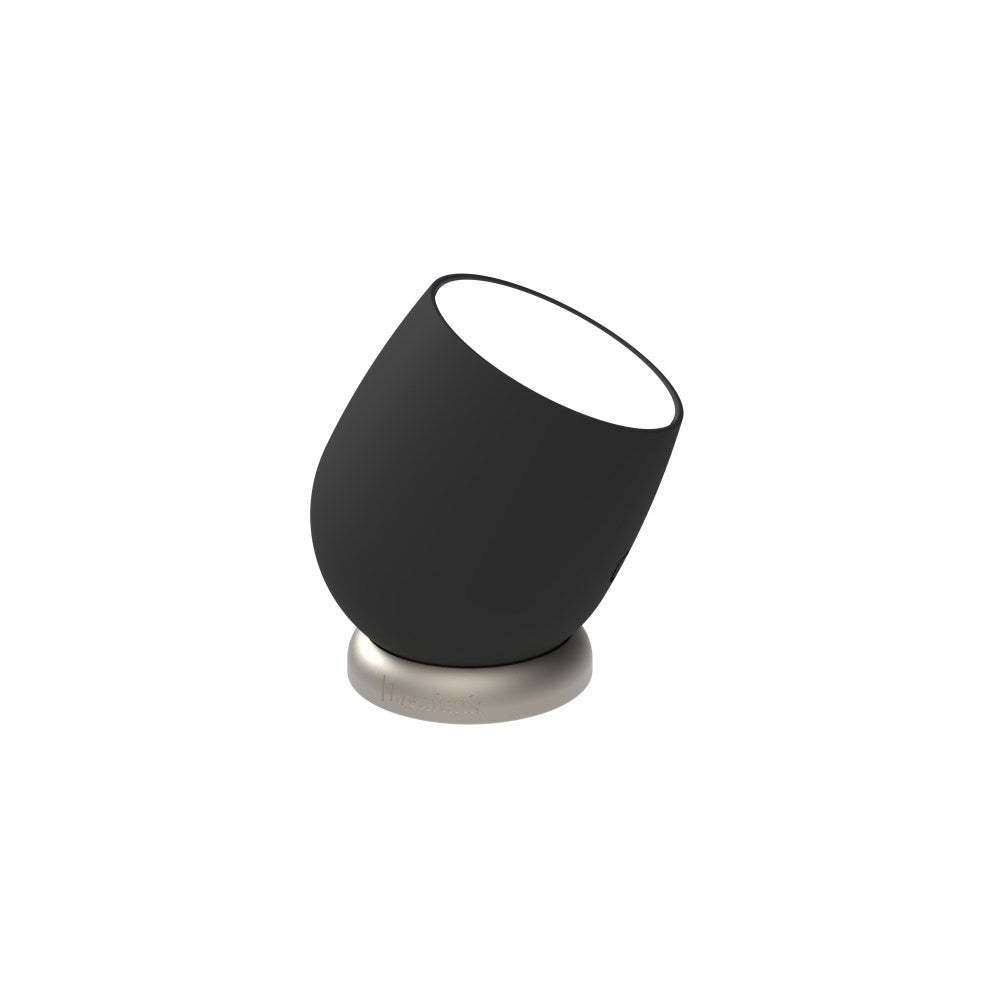 Portabel LED-lampa med dimbart ljus. Vattenresistent IPX4. Mått: Ø8,2 x 9,6 cm. Batteritid: Upp till 30 timmar. Laddar på 1-2 timmar. Riktbart lyse. Material: 100% återvunnen GRS-plast/Järn/Silikon. Färg: Svart