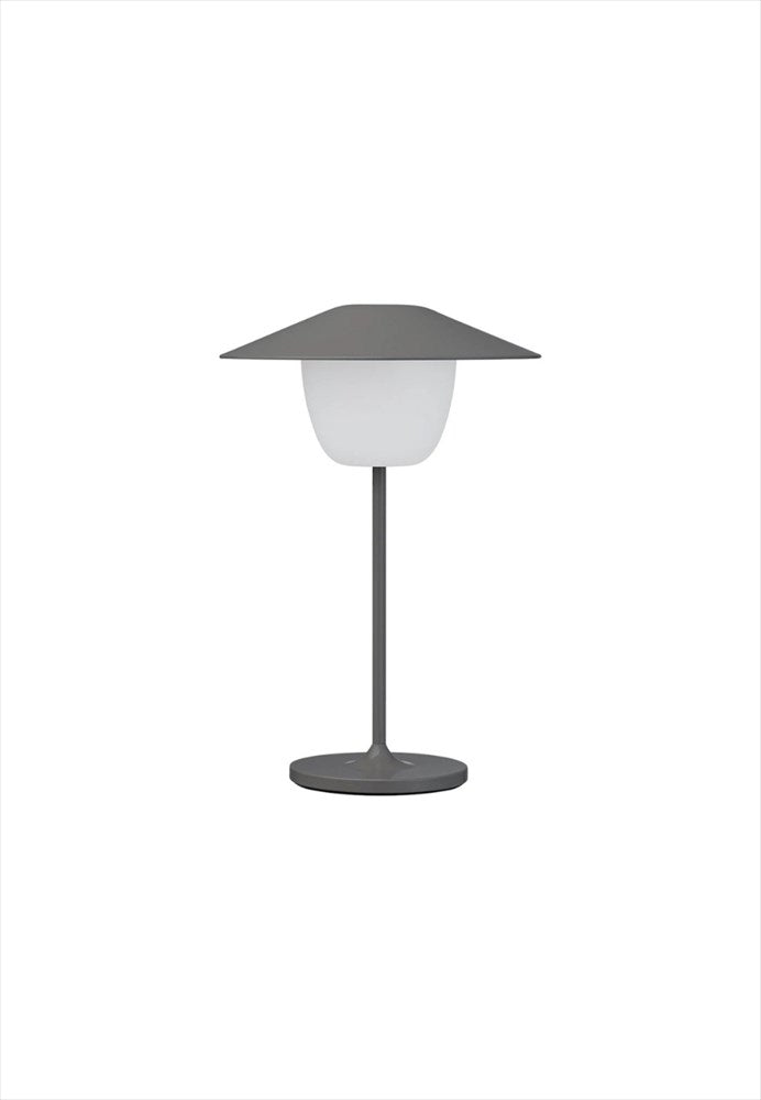 Ani Mini LED-lampa. Bärbar trådlös bordslampa. 3 ljusnivåer. Mått: Ø14,5 / H21,5 cm. Material: Aluminium (pulverlackerad). Färg: Warm Gray