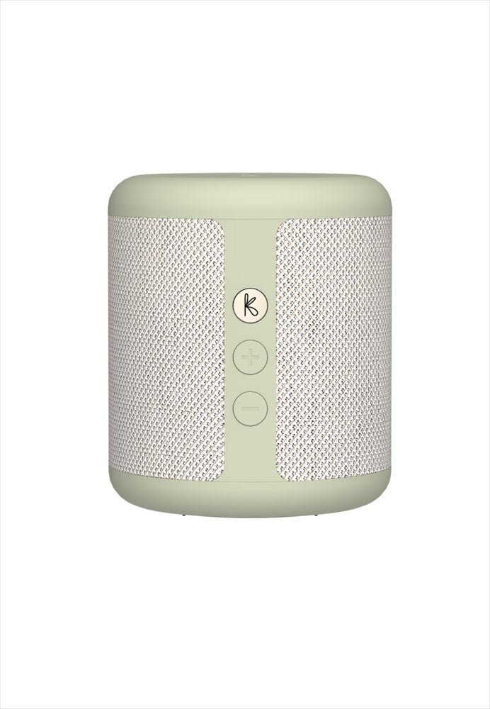 Högtalare Qi. Färg: Dusty Olive. Mått: Ø8,5 cm / H10,3 cm. Vattenresistent (IPX5). Bluetooth 5.1. Högtalare 15W upp till 30 timmars speltid på en laddning. Laddningstid 2-3 timmar (USB) / 5-6 timmar (Qi). Inbyggt litiumbatteri 3.7V, 4000mAh. Stereoplay (TWS). Input 5V/2A. Räckvidd upp till 10 m. NFC connection (kompatibel med Android). Röstassistent. Material: 100% återvunnen plast (GRS), silikon, metall, textil 100% återvunnen polyester. USB-C kabel medföljer.