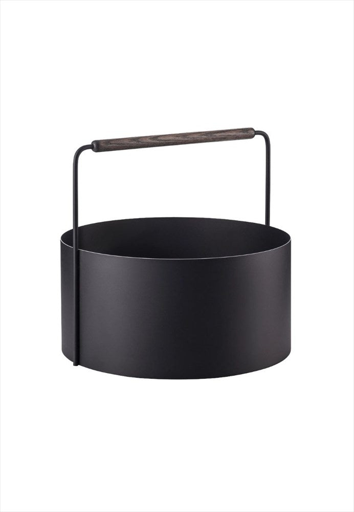 Ashi Vedkorg Large Brun. Mått: H 42 cm, Ø 45 cm. Material: Pulverlackerat stål/Ek