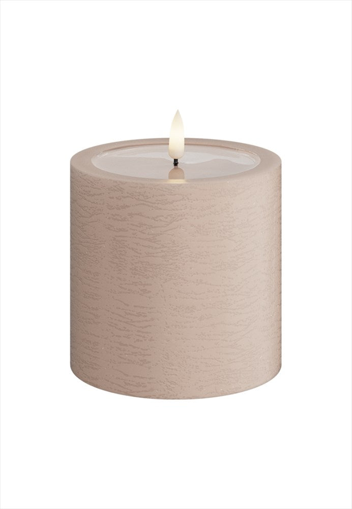 LED Blockljus. Färg: Rosa. Material: Paraffin wax / resin. Mått: 10x10 cm (exkl. flamman på 2 cm). Batteri: 2 x C (Ingår inte). Batteritid: 1500+ timmar