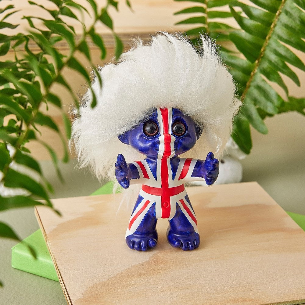 Lyckotroll. Konsttroll. Höjd: 9 cm. Material: Polyresin, fårskinn. Färg: Union Jack