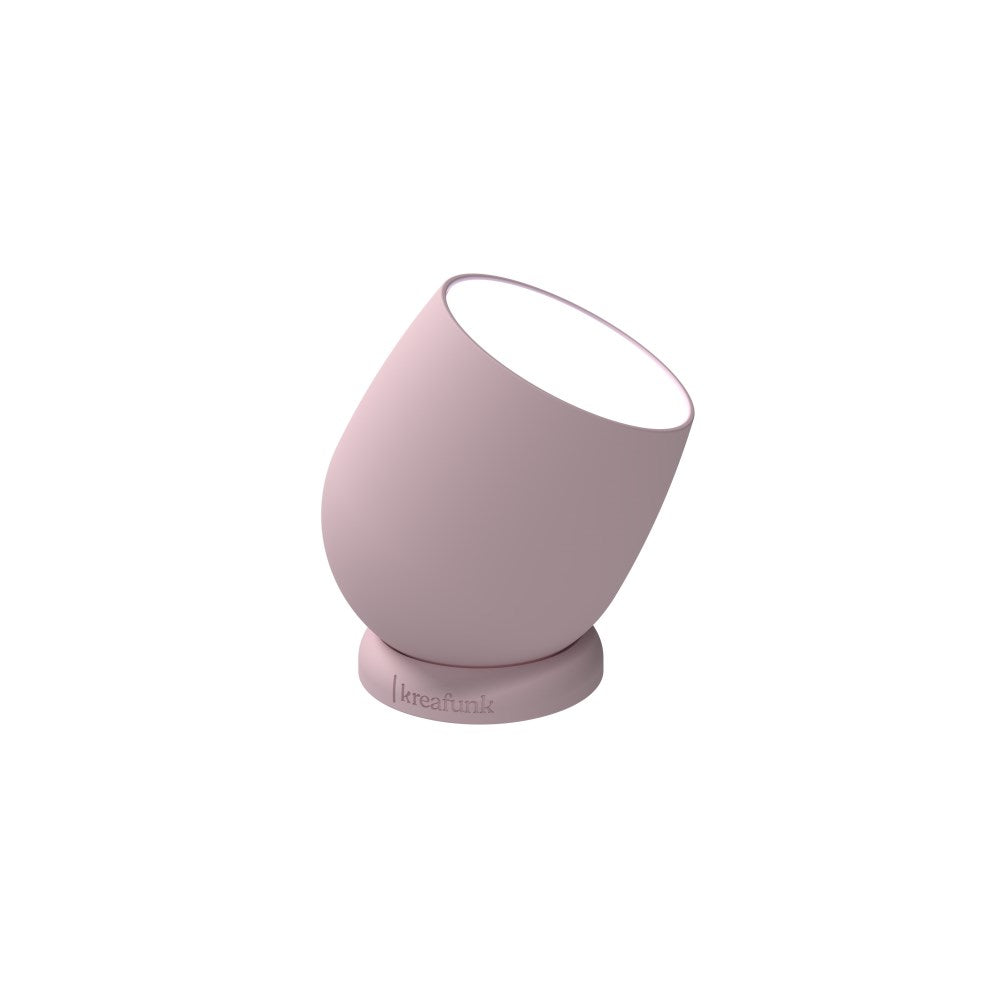 Portabel LED-lampa med dimbart ljus. Vattenresistent IPX4. Mått: Ø8,2 x 9,6 cm. Batteritid: Upp till 30 timmar. Laddar på 1-2 timmar. Riktbart lyse. Material: 100% återvunnen GRS-plast/Järn/Silikon. Färg: Dusty Rose