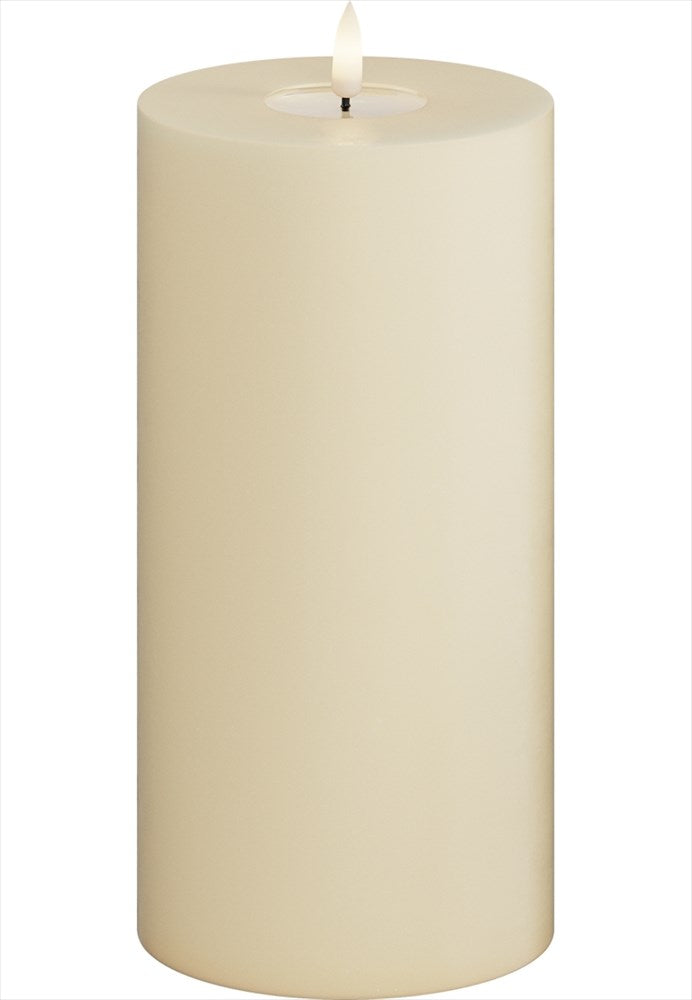 LED Blockljus. Färg: Cream. Material: Paraffin wax / resin. Mått: 10x20 cm (exkl. flamman på 2 cm). Batteri: 3 x AA (Ingår inte). Batteritid: 500+ timmar