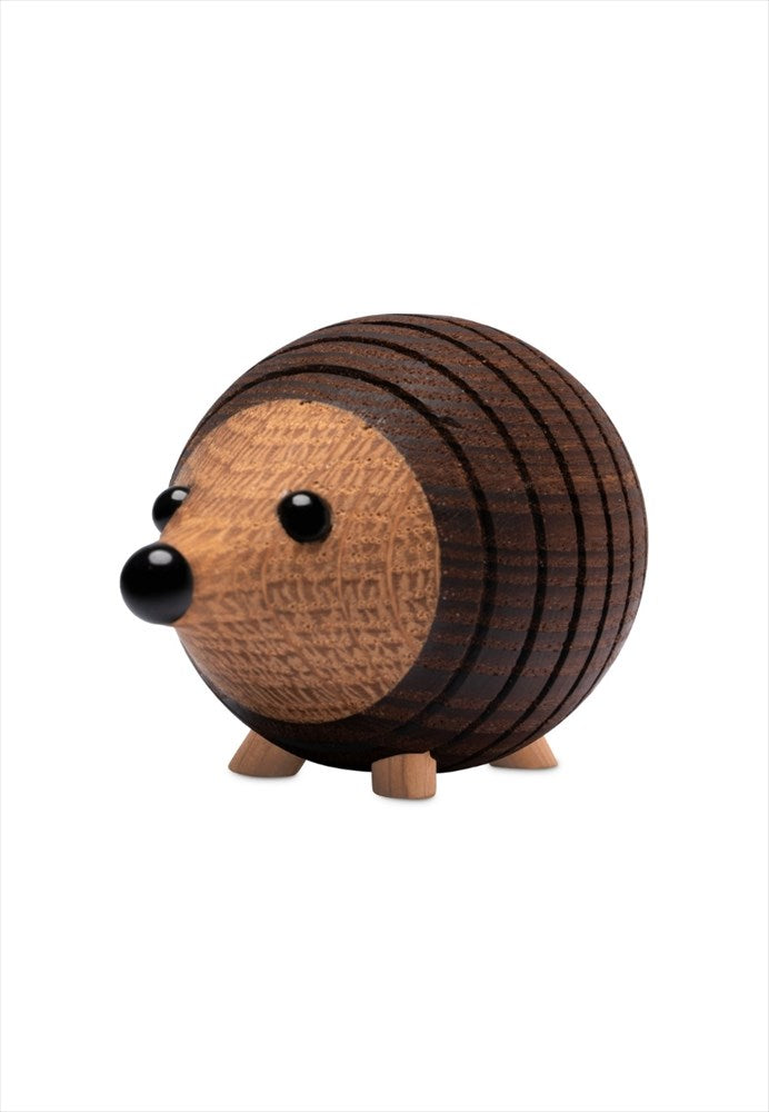 Trädekoration igelkott. Färg: Brun. Mått: L7,3 cm / B4,3 cm / H4,4 cm. Material: FSC termoask, FSC ek, plast. Designer: Chresten Sommer