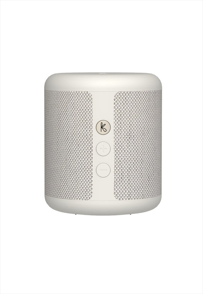 Högtalare Qi. Färg: Soft White. Mått: Ø8,5 cm / H10,3 cm. Vattenresistent (IPX5). Bluetooth 5.1. Högtalare 15W upp till 30 timmars speltid på en laddning. Laddningstid 2-3 timmar (USB) / 5-6 timmar (Qi). Inbyggt litiumbatteri 3.7V, 4000mAh. Stereoplay (TWS). Input 5V/2A. Räckvidd upp till 10 m. NFC connection (kompatibel med Android). Röstassistent. Material: 100% återvunnen plast (GRS), silikon, metall, textil 100% återvunnen polyester. USB-C kabel medföljer.