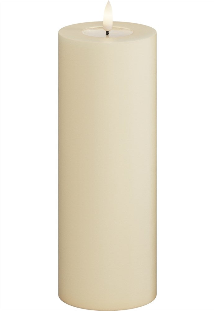 LED Blockljus. Färg: Cream. Material: Paraffin wax / resin. Mått: 7,5x20 cm (exkl. flamman på 2 cm). Batteri: 2 x AA (Ingår inte). Batteritid: 400+ timmar