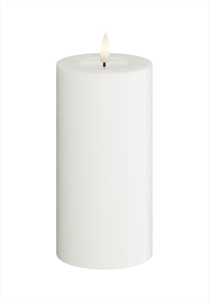 LED Blockljus. Färg: Vit. Material: Paraffin wax / resin. Mått: 7,5x15 cm (exkl. flamman på 2 cm). Batteri: 2 x AA (Ingår inte). Batteritid: 400+ timmar