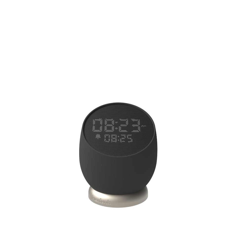 Väckarklocka. Färg: Svart. Dimbar display. Vattenresistent (IPX4). Roterbar bas. USB-C kabel (inkl). Upp till 30 dagars laddning. 1-2 timmars laddningstid. Material: 100% återvunnen GRS-certifierad ABS-plast/Stål/Silikon.