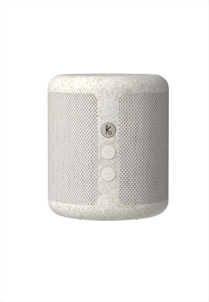 Högtalare Qi. Färg: Beige. Mått: Ø8,5 cm / H10,3 cm. Vattenresistent (IPX5). Bluetooth 5.1. Högtalare 15W upp till 30 timmars speltid på en laddning. Laddningstid 2-3 timmar (USB) / 5-6 timmar (Qi). Inbyggt litiumbatteri 3.7V, 4000mAh. Stereoplay (TWS). Input 5V/2A. Räckvidd upp till 10 m. NFC connection (kompatibel med Android). Röstassistent. Material: 100% återvunnen plast (GRS), silikon, metall, textil 100% återvunnen polyester. USB-C kabel medföljer.