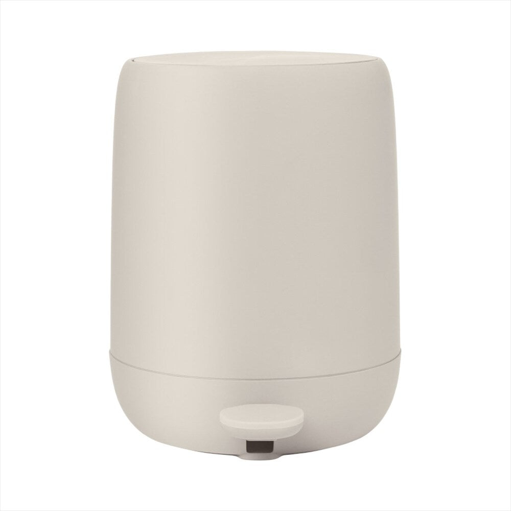 Pedalhink/Sophink ur serien SONO från Blomus. Plast/Silikon. Färg: Moonbeam. Mått: H 30 cm, D 28 cm, O 23cm. V 5 L.