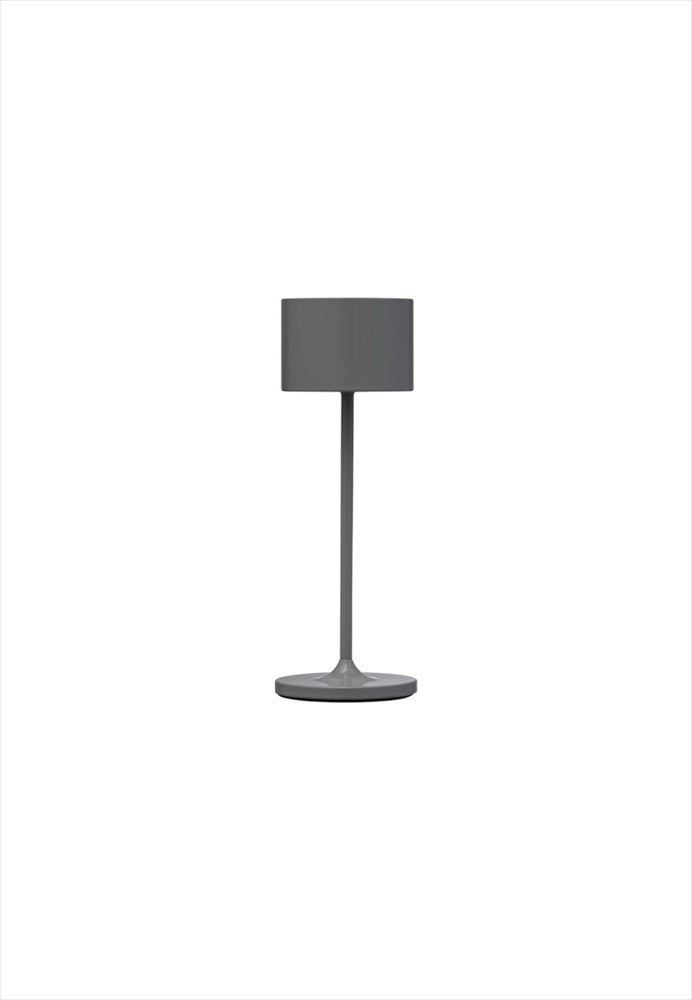 Farol Mini LED-lampa. Bärbar trådlös bordslampa. 3 ljusnivåer. Mått: Ø7 / H19,5 cm. Material: Aluminium (pulverlackerad). Färg: Warm Gray