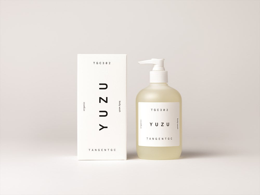 Organic body wash, 350 ml. Doft: Yuzu. Ingredienser: Aqua, Potassium Cocoate, Glycerin, PEG-40 Hydrogenated Castor Oil, Parfum, Hydroxyethylcellulose, Potassium Olivate, Sodium Chloride, Tetrasodium Glutamate Diacetate, Prunus Amygdalus Dulcis Oil, Hexyl Cinnamal, Limonene, Linalool, Alpha-Isomethyl Ionone.