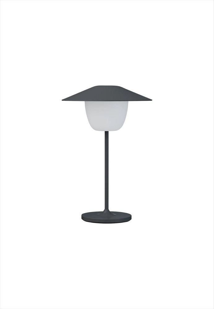 Ani Mini LED-lampa. Bärbar trådlös bordslampa. 3 ljusnivåer. Mått: Ø14,5 / H21,5 cm. Material: Aluminium (pulverlackerad). Färg: Magnet