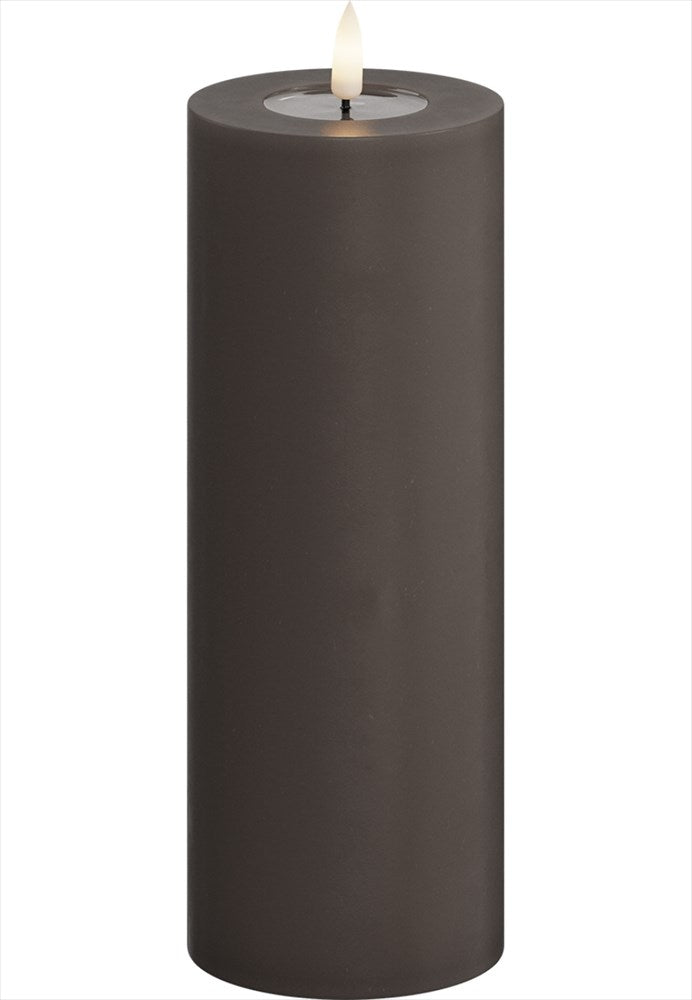 LED Blockljus. Färg: Mocca (Brun). Material: Paraffin wax / resin. Mått: 7,5x20 cm (exkl. flamman på 2 cm). Batteri: 2 x AA (Ingår inte). Batteritid: 400+ timmar