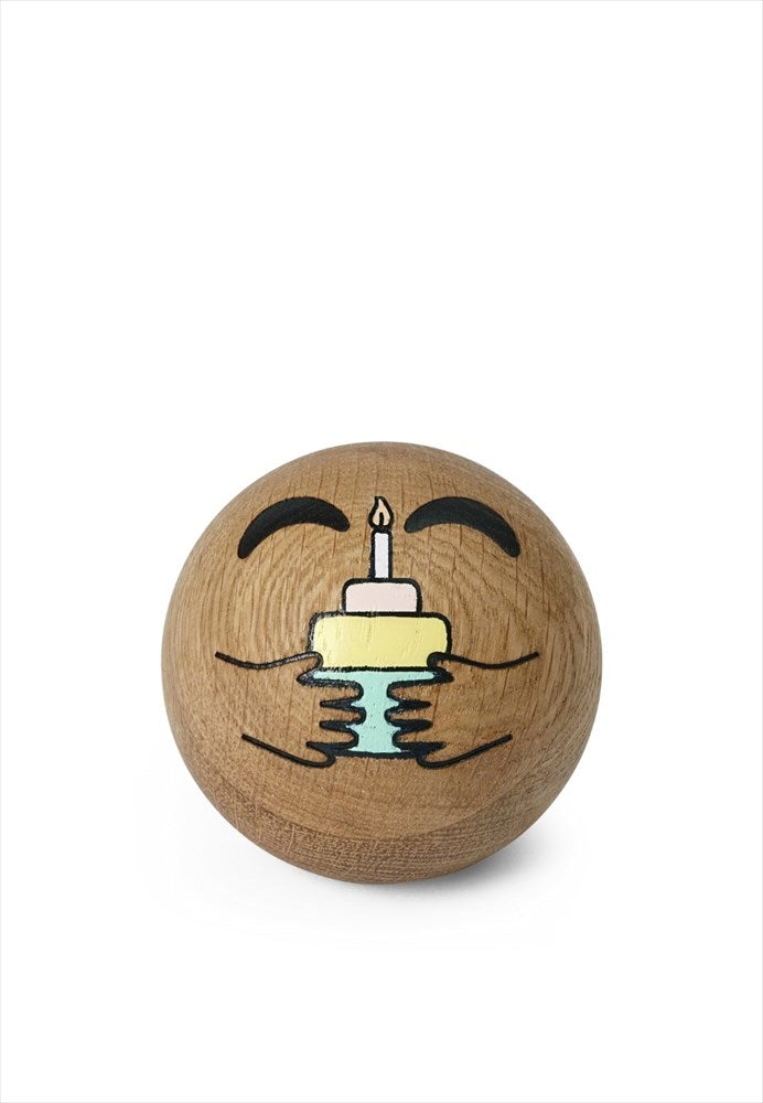 Träfigur. Mått: Ø7 cm. Material: FSC ek. Emoji Wish. Designer: mencke&vagnby