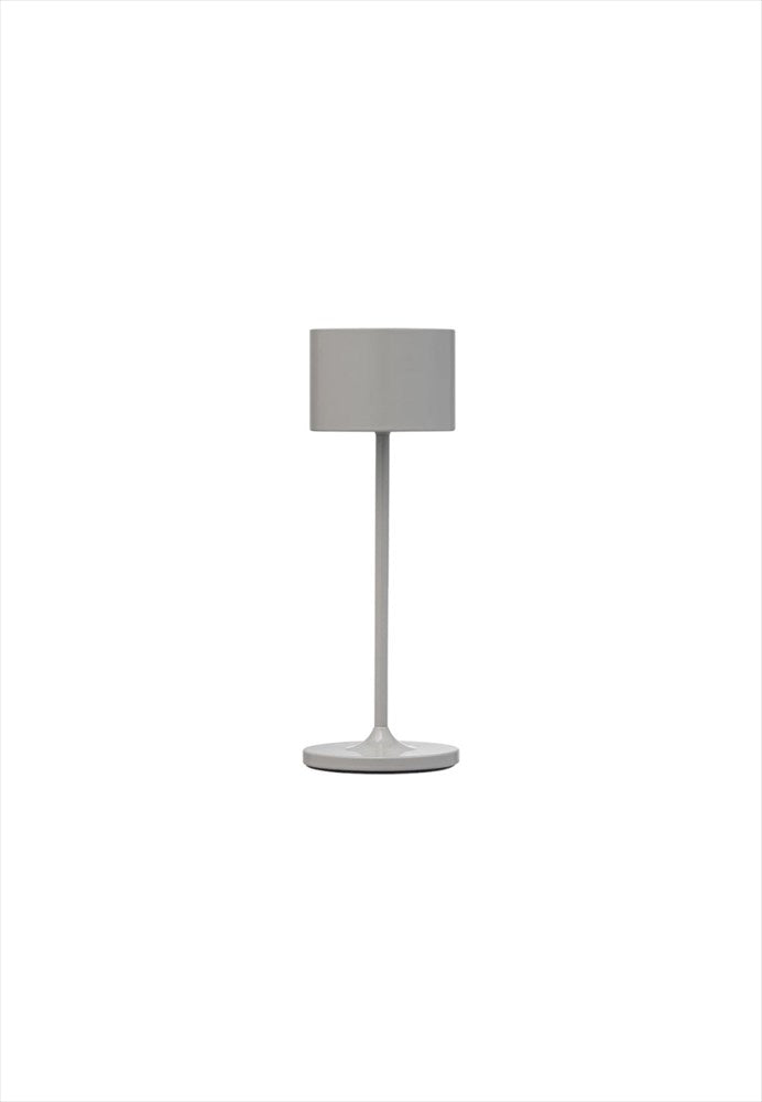 Farol Mini LED-lampa. Bärbar trådlös bordslampa. 3 ljusnivåer. Mått: Ø7 / H19,5 cm. Material: Aluminium (pulverlackerad). Färg: Satellite