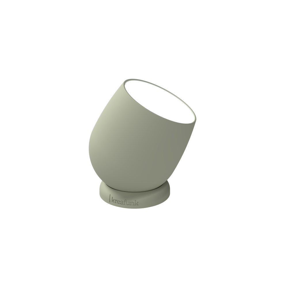 Portabel LED-lampa med dimbart ljus. Vattenresistent IPX4. Mått: Ø8,2 x 9,6 cm. Batteritid: Upp till 30 timmar. Laddar på 1-2 timmar. Riktbart lyse. Material: 100% återvunnen GRS-plast/Järn/Silikon. Färg: Dusty Olive