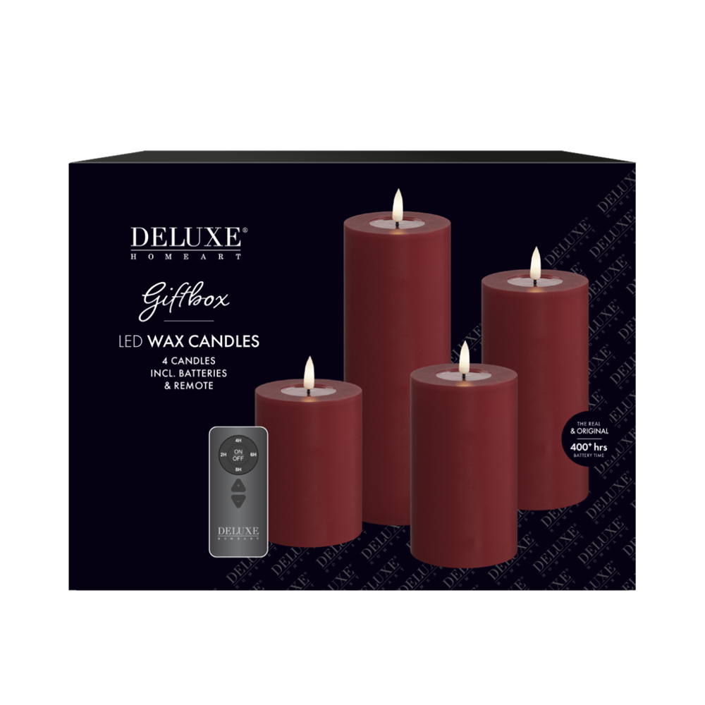 Ett set av LED-ljus innehållande: Blockljus 7,5x10 cm + blockljus 7,5x12,5 cm + blockljus 7,5x15 cm + blockljus 7,5x20 cm + fjärrkontroll. Färg: Bordeaux (Röd). Material: Blockljus: Paraffinvax, resin / Fjärrkontroll: Plast. Batteri: 8 x AA ingår