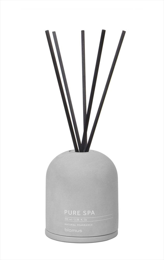 Set med glasflaska, betonghölje, 100 ml doftolja, 5 vasspinnar. Doft: Sandalwood Myrrh. Färg: Micro Chip. Material: Betong/Färgat glas/Plast