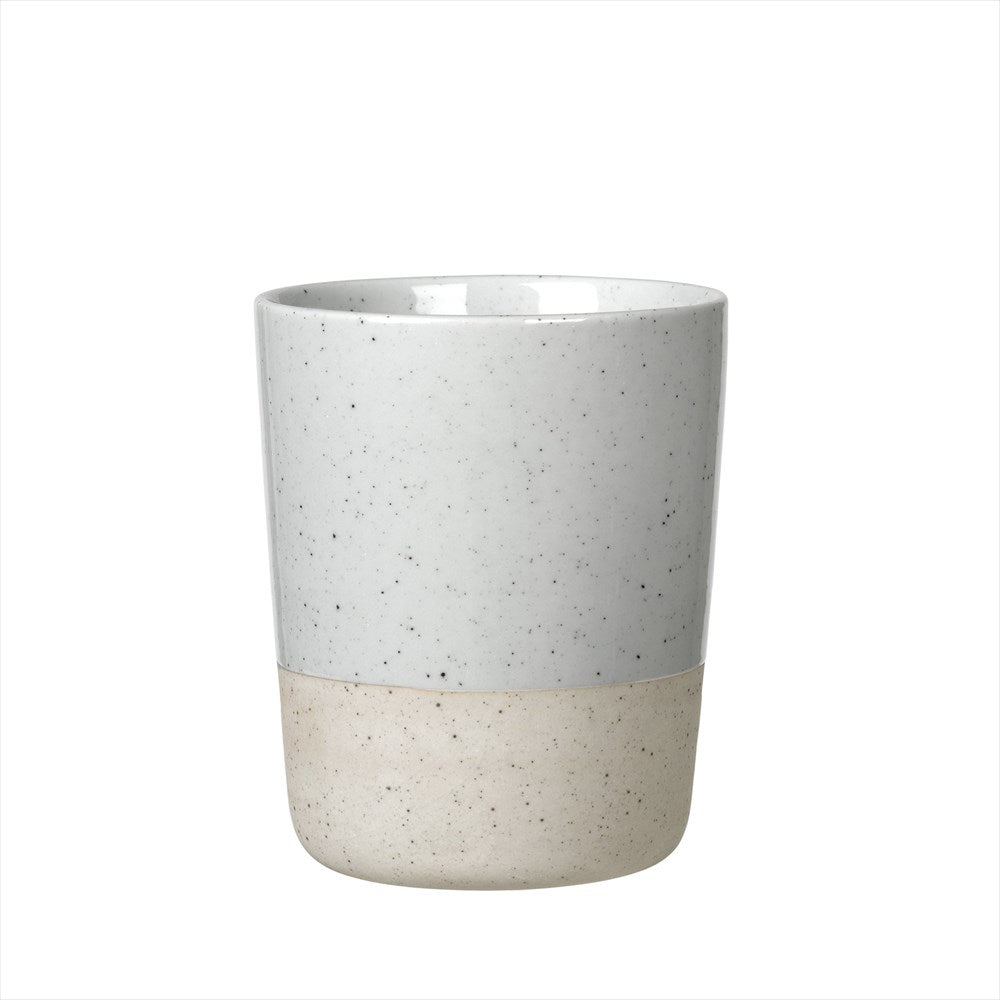 Kaffemugg i 2-pack. Mått: H 10,5 cm, Ø 8,5 cm, V 260 ml. Färg: Cloud. Material: Stengods