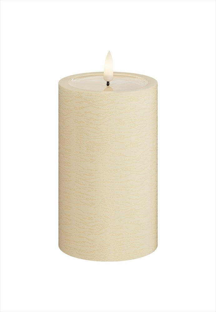 LED Blockljus. Färg: Cream. Material: Paraffin wax / resin. Mått: 7,5x12,5 cm (exkl. flamman på 2 cm). Batteri: 2 x C (Ingår inte). Batteritid: 1500+ timmar