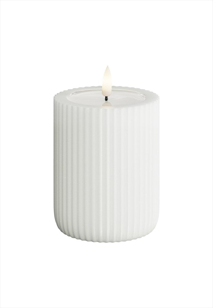 LED Blockljus räfflat. Färg: Vit. Material: Paraffin wax / resin. Mått: 8x10 cm (exkl. flamman på 2 cm). Batteri: 2 x AA (Ingår inte). Batteritid: 400+ timmar
