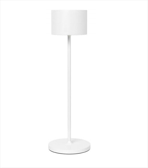 Mobil LED-lampa för både inomhus- och utomhusbruk. Mått: H 35,5 cm, O 11 cm. Material: Lackerad aluminium. Färg: Vit