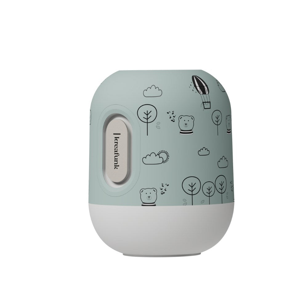 Trådlös högtalare och LED-lampa. Färg: Grön. Upp till 40 timmars speltid,15 timmar belysning+speltid. 5st valbara LED-Färger. Sovfunktion med lugnande ljud. Laddningstid: 3 timmar. USB-typ: USB-C (Inkluderad). Räckvidd: Upp till 10 meter. Högtalare: 5W. NFC: Ja. Bluetooth: 5.3. Stereo Play (TWS). Vattenresistent (IPX5). Material: 100% återvunnen GRS-certifierad ABS-plast. Fri från PFAS.