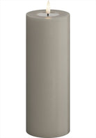 LED Blockljus. Färg: Sand. Material: Paraffin wax / resin. Mått: 7,5x20 cm (exkl. flamman på 2 cm). Batteri: 2 x AA (Ingår inte). Batteritid: 400+ timmar