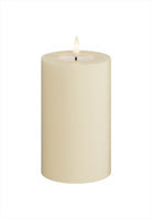 LED Blockljus. Färg: Cream. Material: Paraffin wax / resin. Mått: 7,5x12,5 cm (exkl. flamman på 2 cm). Batteri: 2 x AA (Ingår inte). Batteritid: 400+ timmar