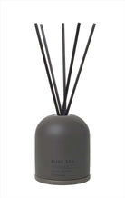 Set med glasflaska, betonghölje, 100 ml doftolja, 5 vasspinnar. Doft: Kyoto Yume. Färg: Tarmac. Material: Betong/Färgat glas/Plast