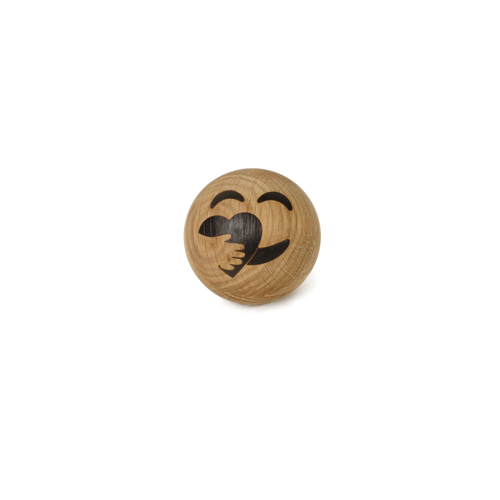 Emojiboll Care. Ek. Mått: O 7 cm, Vikt 146 g.