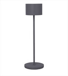 Mobil LED-lampa för både inomhus- och utomhusbruk. Mått: H 33,5 cm, O 11 cm. Material: Lackerad aluminium. Färg: Warm Grey