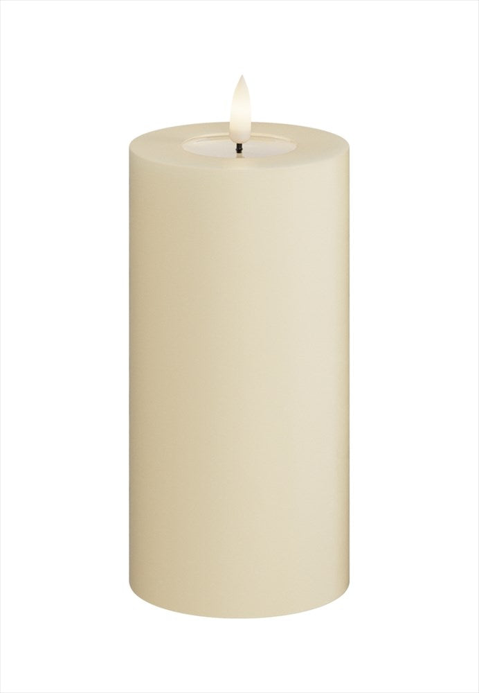 LED Blockljus. Färg: Cream. Material: Paraffin wax / resin. Mått: 7,5x15 cm (exkl. flamman på 2 cm). Batteri: 2 x AA (Ingår inte). Batteritid: 400+ timmar