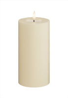 LED Blockljus. Färg: Cream. Material: Paraffin wax / resin. Mått: 7,5x15 cm (exkl. flamman på 2 cm). Batteri: 2 x AA (Ingår inte). Batteritid: 400+ timmar