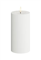 LED Blockljus för utomhus och inomhus. Färg: Vit. Material: HIPS. Mått: 7,5x15 cm (exkl. flamman på 2 cm). Batteri: 2 x C (Ingår inte). Batteritid: 1500+ timmar