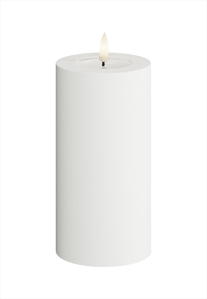 LED Blockljus för utomhus och inomhus. Färg: Vit. Material: HIPS. Mått: 7,5x15 cm (exkl. flamman på 2 cm). Batteri: 2 x C (Ingår inte). Batteritid: 1500+ timmar