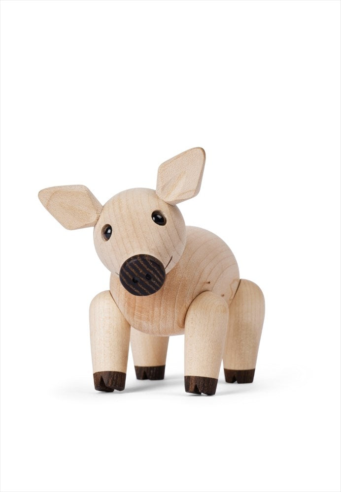 Trädekoration gris. Färg: Natur. Mått: H8,3 cm / L11 cm / B5,8 cm. Material: FSC lönn, FSC termoask, läder. Designer: Chresten Sommer