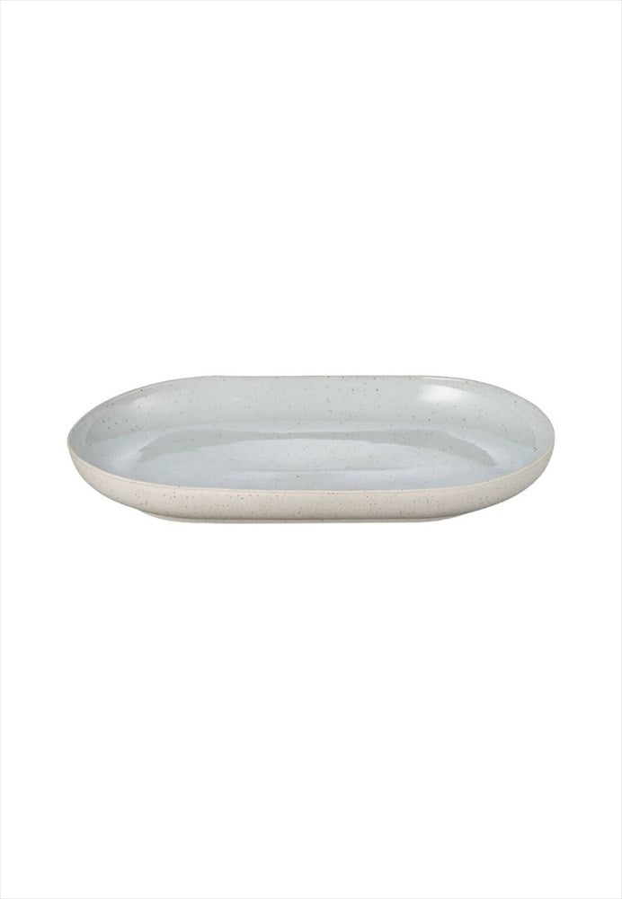 Sablo Serving Plate Cloud S Deep. Mått: H 3 cm, B 29 cm, L 17 cm. Material: Stengods. Färg: Cloud