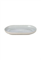 Sablo Serving Plate Cloud S Deep. Mått: H 3 cm, B 29 cm, L 17 cm. Material: Stengods. Färg: Cloud