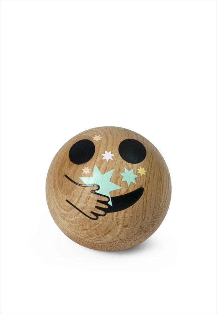 Träfigur. Mått: Ø7 cm. Material: FSC ek. Emoji Big Bang. Designer: mencke&vagnby