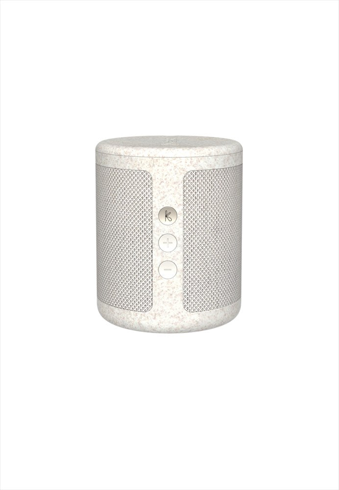 Högtalare/Radio DAB+, Bluetooth 5.3, FM. Färg: Beige. Mått: Ø8,6 cm / H10,5 cm. Spara upp till 40 radiostationer. Alarm. Vattenresistent (IPX4). Högtalare 4Ω 6W upp till 14 timmars speltid på en laddning. Laddningstid 4 timmar USB och Qi. Inbyggt litiumbatteri 3.7V, 2500mAh. Input 5V/1A. Räckvidd upp till 10 m. Radiofrekvens 2402–2480 MHz. Max radiofrekvenseffekt: <3 dBm. Material: 100% återvunnen plast (GRS), silikon, metall, textil 100% återvunnen polyester. USB-C kabel medföljer.